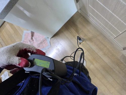 누수탐지 거실 바닥 점검 장비를 설정하는 현장 장면
