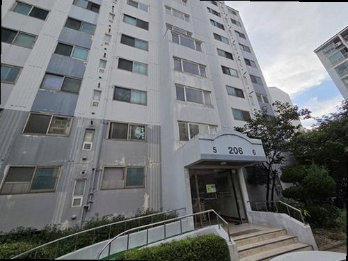 누수탐지 비가 그친 뒤 창틀과 배수구를 확인하는 장면