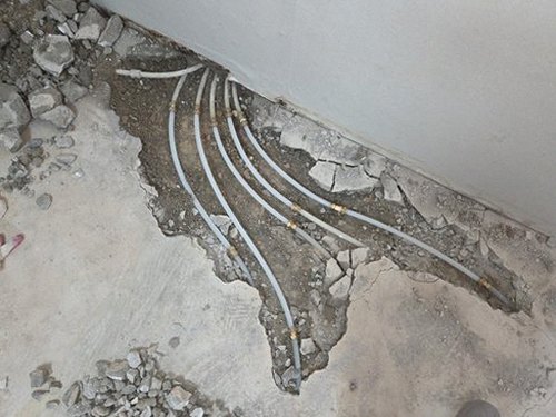 누수탐지 벽면 누수 흔적과 배관 위치를 확인하는 점검 장면