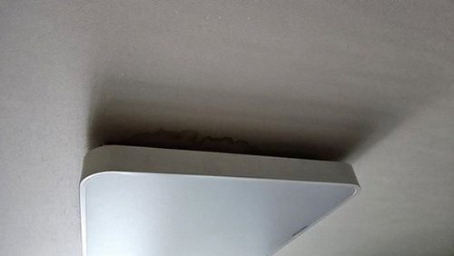 누수탐지 벽면 하단 수분 측정 지점을 표시한 점검 현장 사진