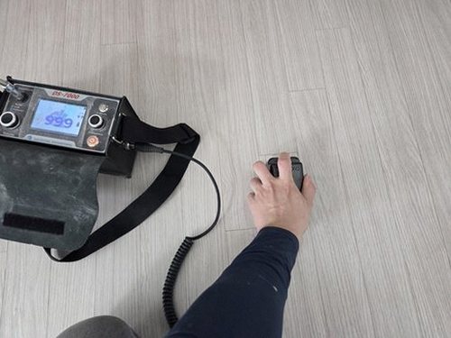 누수탐지 천장 물자국과 벽면 들뜸을 점검하는 모습