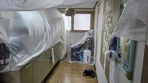 누수탐지 점검구 주변 건조 상태 확인 장면