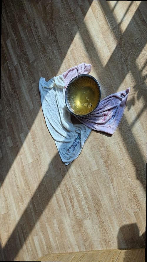 누수탐지 천장에 번진 얼룩과 주변 표면 상태를 확인하는 모습