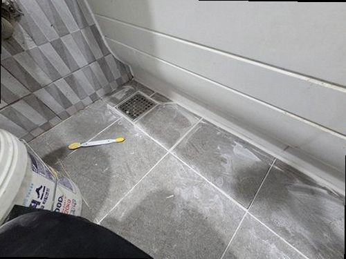 누수탐지 원인 부위 수리 후 건조와 복구가 진행된 욕실 현장