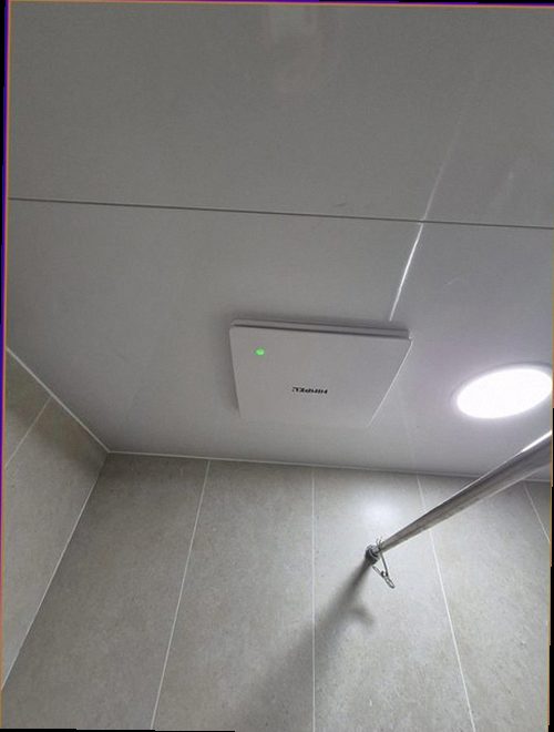 부산 동구 누수탐지 배관 연결부와 벽면 수분 상태를 확인하는 점검 장면