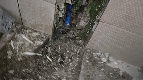 누수탐지 벽체 점검 구간을 표시한 배관 도면과 습기 측정 장면