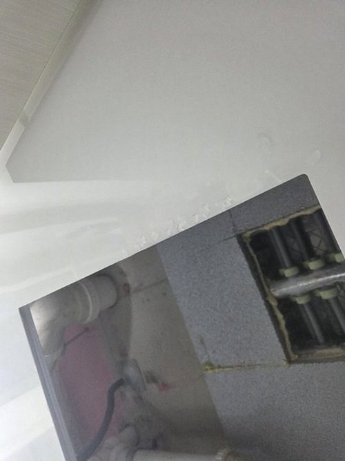 누수탐지 거실 벽면 얼룩 부위 점검 장면