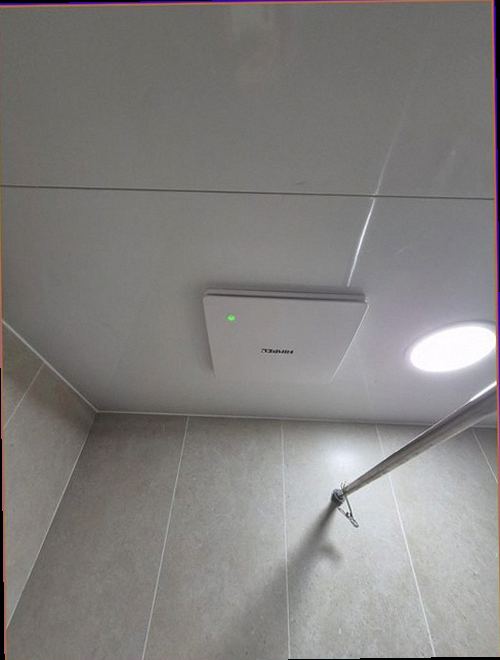 유성구 누수탐지 욕실 바닥과 벽면의 누수 흔적을 확인하는 모습