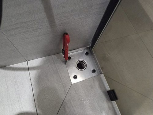 누수탐지 보수 전후 배관 구간과 벽면 마감 상태를 비교하는 점검 기록