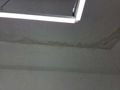 누수탐지 베란다 천장 얼룩을 살펴보는 점검 장면