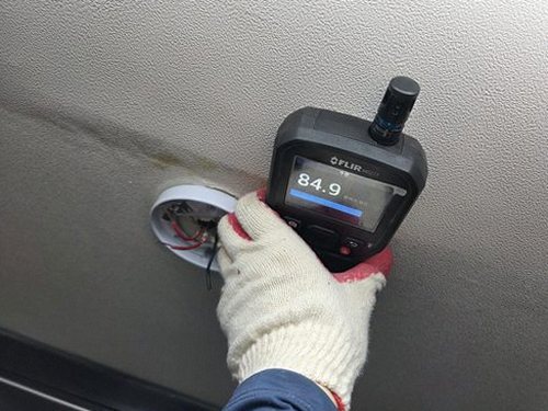 누수탐지 점검 기록과 견적서를 비교하며 확인하는 장면