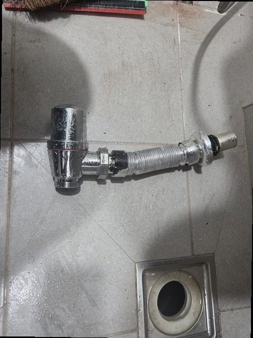 누수탐지 처치 후 건조된 욕실 벽면 상태