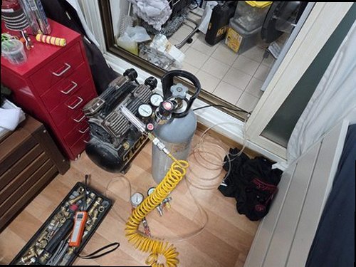 누수탐지 천장에 번진 누수 얼룩과 주변 상태를 확인하는 모습