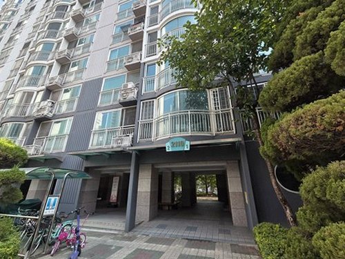 누수탐지 천장 얼룩 부위를 점검하는 현장 장면