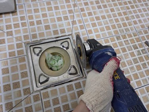 누수탐지 누수 흔적과 배관 연결 부위를 함께 확인하는 점검 장면