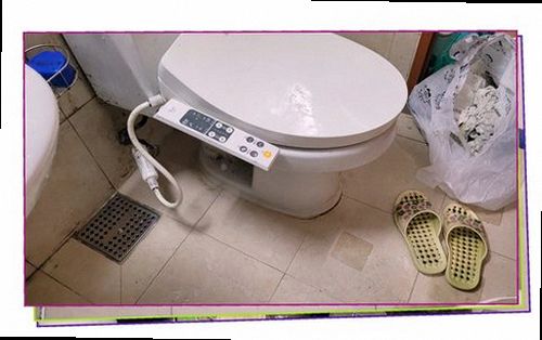 누수탐지 배관 연결부를 보수한 뒤 물을 흘려 누수 여부를 재확인하는 모습