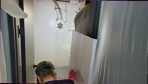 누수탐지 조치 후 건조 상태와 주변 마감 상태를 확인하는 모습