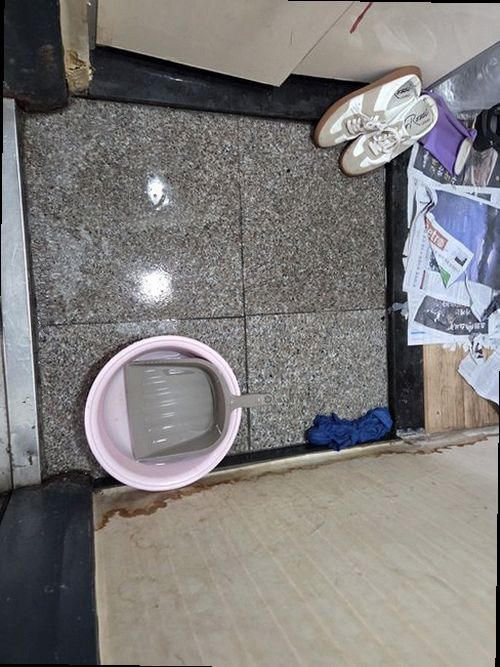 누수탐지 배관 점검 장비를 살펴보는 작업자의 모습