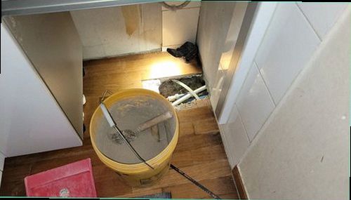동래구 누수탐지 벽면 얼룩과 배관 주변을 확인하는 점검 모습