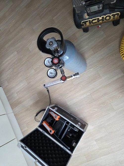 누수탐지 점검구 압력 변화를 기록하는 분석 보고서 작성 장면