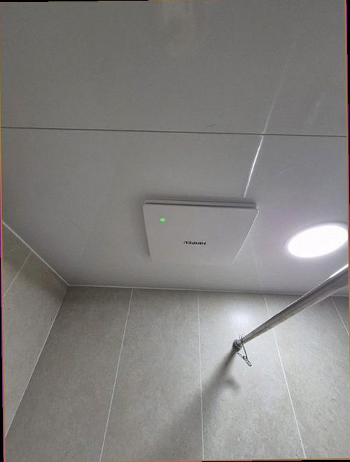 부여군 누수탐지 수도 계량기와 벽면 누수 흔적을 확인하는 모습