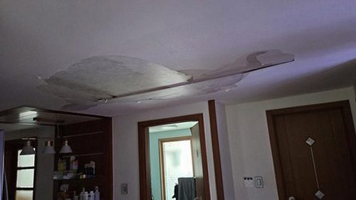 누수탐지 거실 천장 얼룩 부위의 열화상 점검 장면