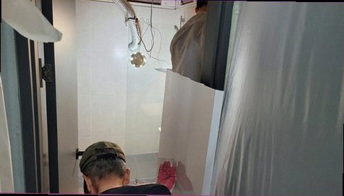 누수탐지 누수 점검 전 계량기와 벽면 상태를 확인하는 모습