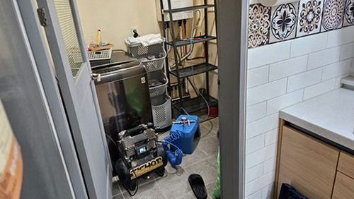 누수탐지 배관 점검 장비를 살펴보는 작업 모습