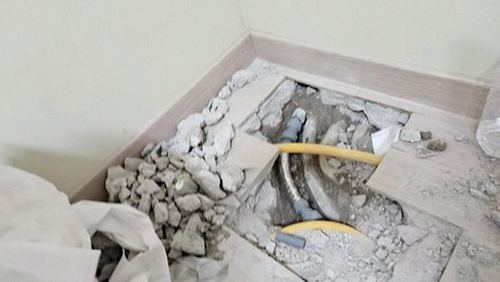 누수탐지 점검 결과를 확인하는 현장 작업 모습