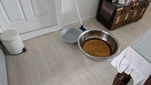 누수탐지 점검 결과와 보수 전후 상태를 기록하는 모습