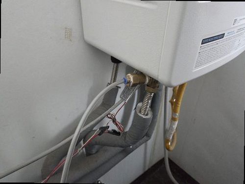 대전 서구 누수탐지 벽과 바닥의 물자국 및 계량기 상태를 확인하는 점검 장면