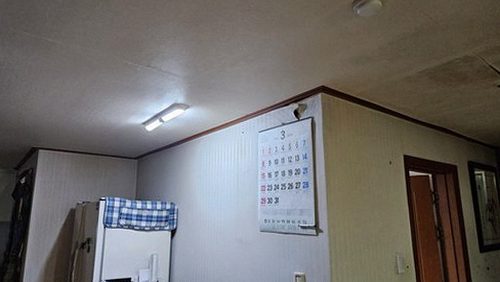 누수탐지 누수 의심 구간의 수분 상태와 배관 경로를 점검하는 모습