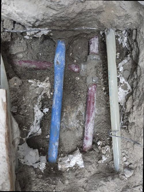 옥천군 누수탐지 천장 얼룩과 배관 주변을 살펴보는 점검 장면