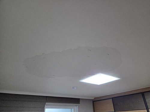 누수탐지 천장 얼룩과 주변 벽면의 습윤 상태를 확인하는 모습