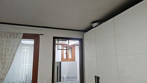 누수탐지 배관 수리 후 천장 건조 상태를 확인하는 과정