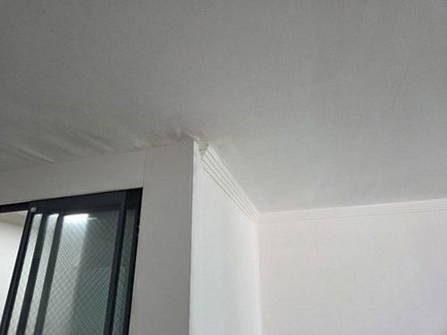 누수탐지 배관 점검 후 기록을 정리하는 모습