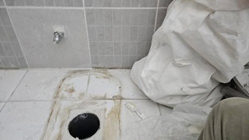 누수탐지 배관 점검 결과를 보고서로 정리하는 장면