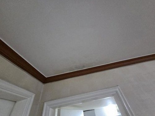 누수탐지 처치 후 건조된 벽면과 안정된 벽지 상태