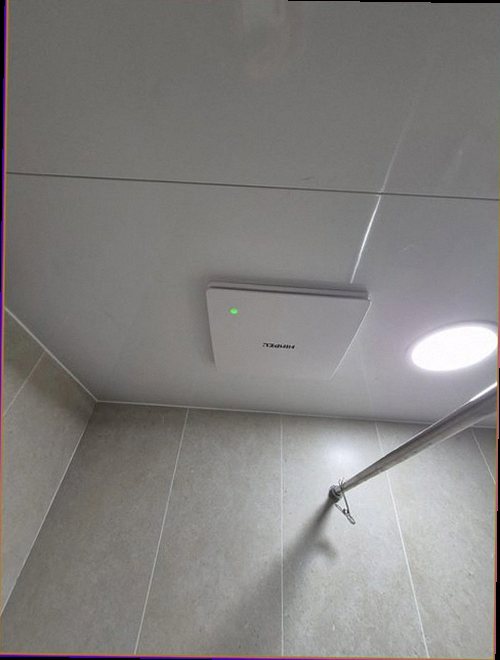 부산 동구 누수탐지 벽체와 바닥의 누수 의심 흔적을 확인하는 모습