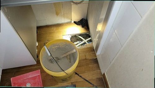 누수탐지 배관 보수 후 압력 유지와 주변 습기를 재확인하는 과정