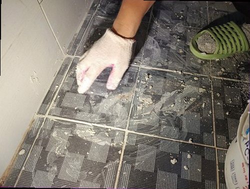 사하구 누수탐지 벽면에 번진 얼룩과 들뜬 마감 상태를 확인하는 모습