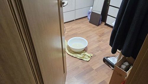 누수탐지 보수 후 방수층 상태를 확인하는 장면