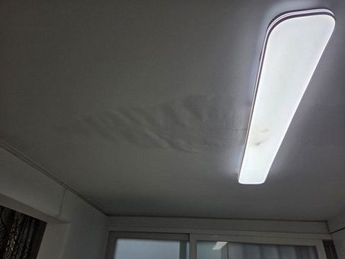 누수탐지 확인 항목을 체크하며 점검 기록을 정리하는 모습