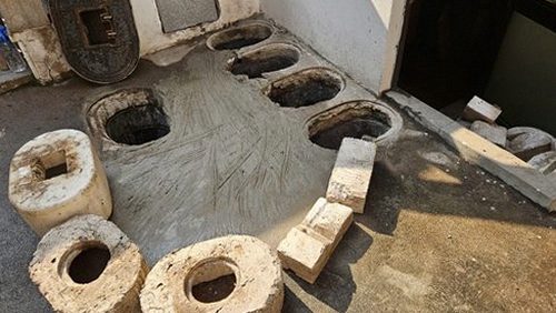 누수탐지 보수 후 건조 상태를 확인하는 벽면 점검 장면