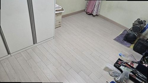 누수탐지 구역별 밸브 차단 후 계량기 유량을 확인하는 작업 장면