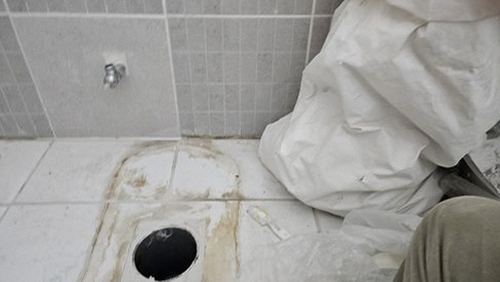 누수탐지 배관 점검 장비로 벽면 습기 상태를 확인하는 장면