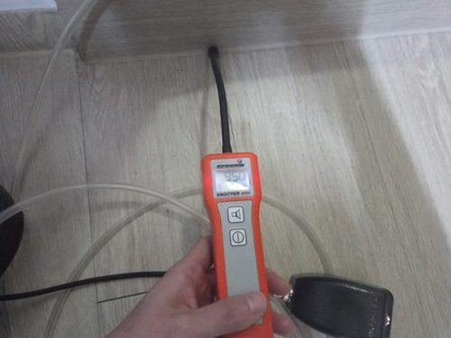 누수탐지 벽면 얼룩과 습기 흔적을 살펴보는 점검 장면