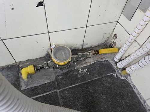 누수탐지 화장실 바닥에 물기가 반복해서 나타나는 점검 전 상황