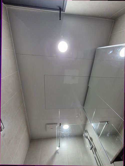 부산 서구 누수탐지 싱크대 하부 배관과 천장 흔적을 비교하는 현장 점검 모습