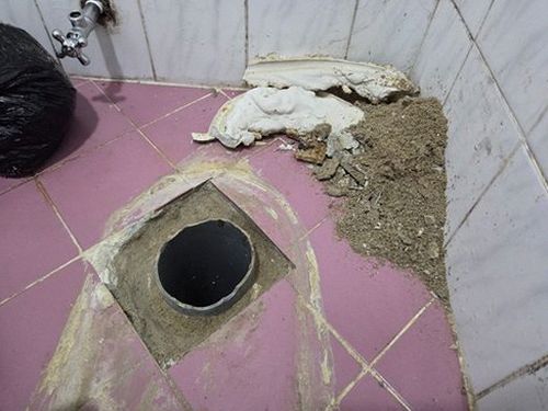 사상구 누수탐지 배관 점검 후 수리 부위와 주변 벽면을 확인하는 모습